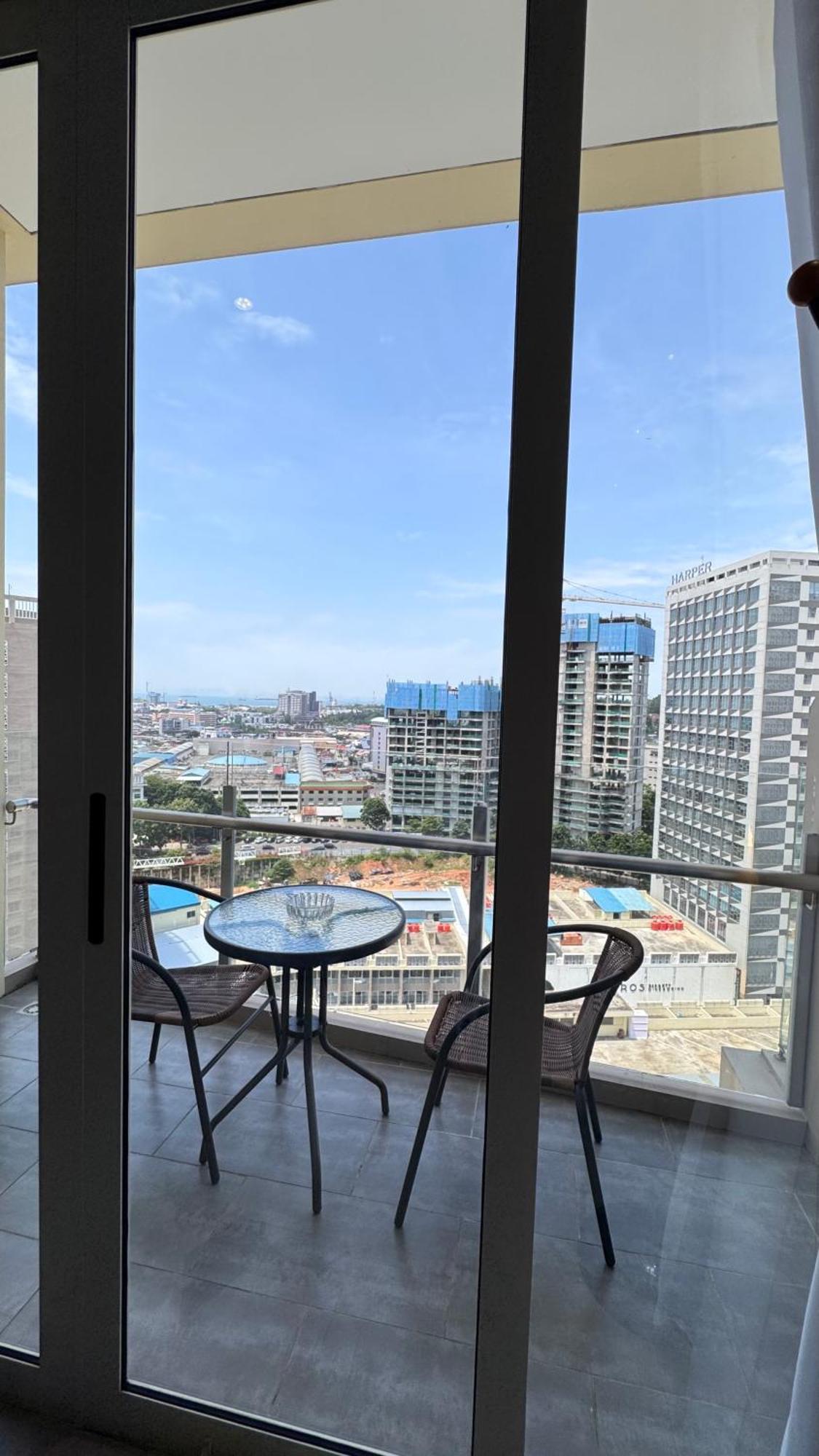 Nagoya Thamrin Apartment High Floor With View Exterior photo